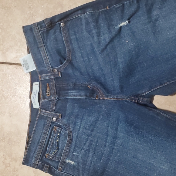 Levis - Picture 2 of 8